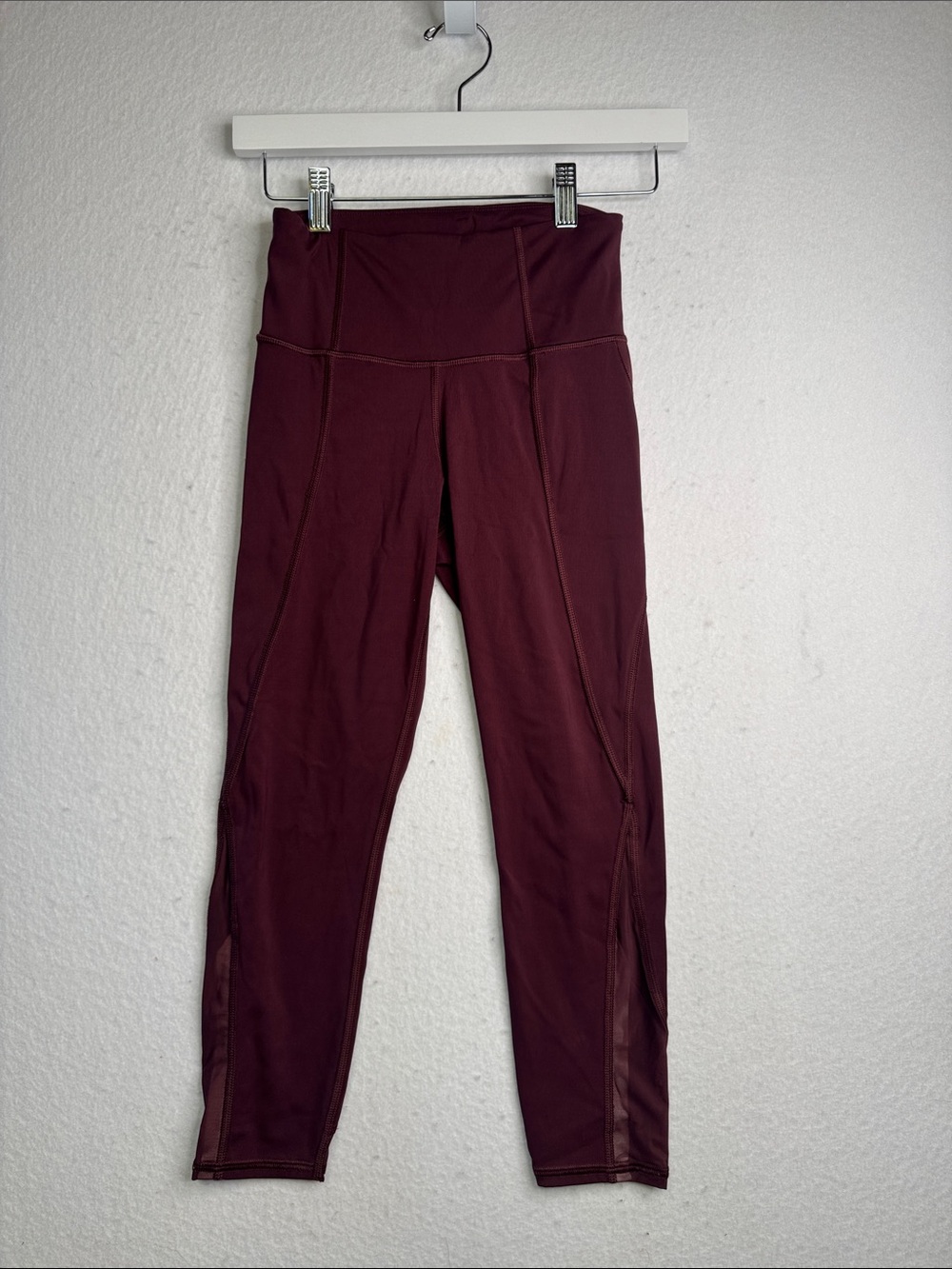 Athleta Lightning Capri leggings in a burgundy/maroon, XXS